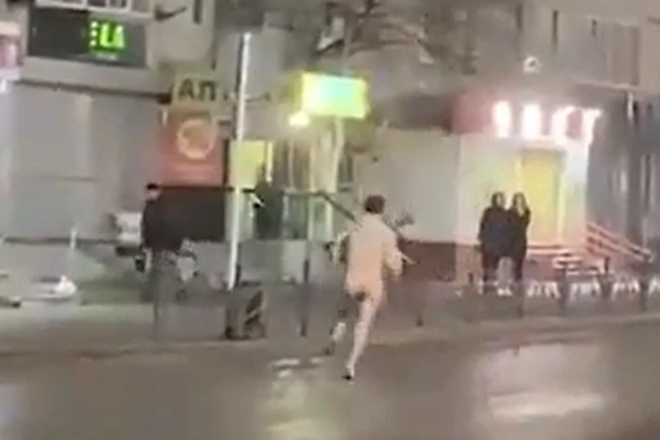 Фото: скриншот из видео. Мужчину ловили несколько полицейских.