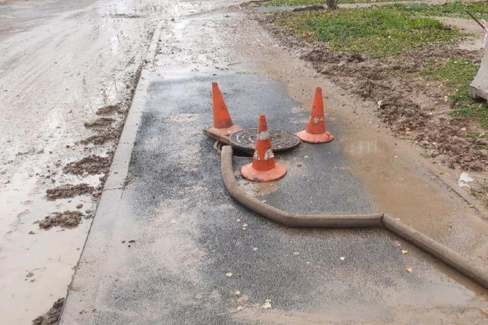Аварийщики увели воду из двора в канализацию. ФОТО: Михаил Рахимов ВКонтакте