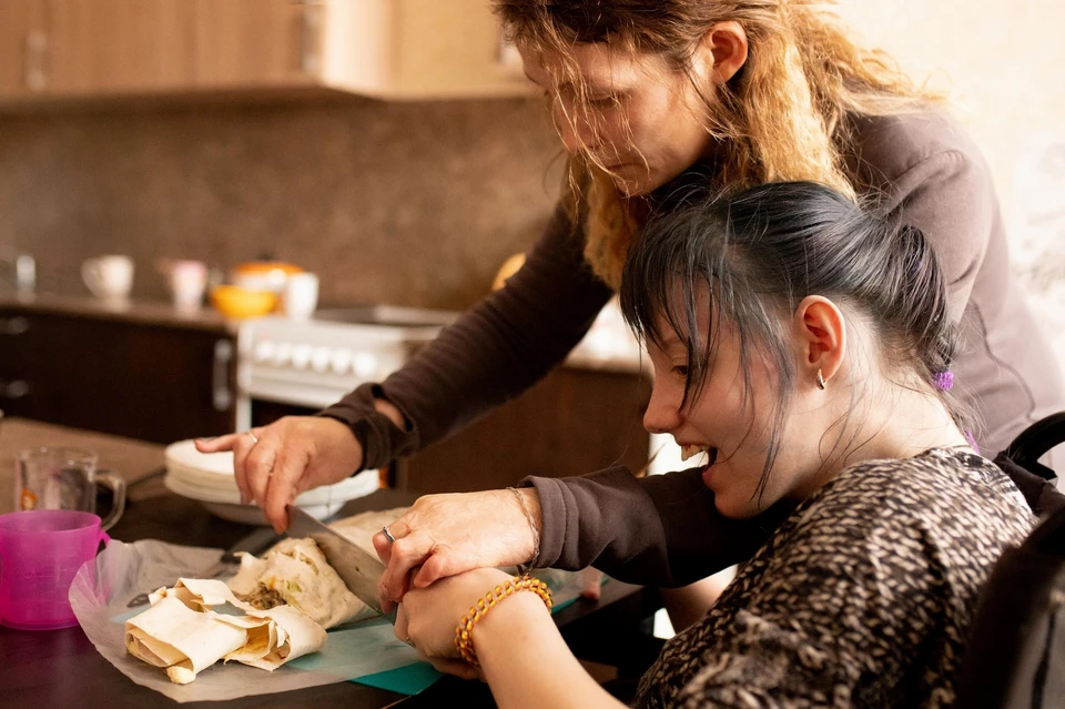 Многим воспитанникам нравится экспериментировать на кухне. Фото: Фонд Дедморозим