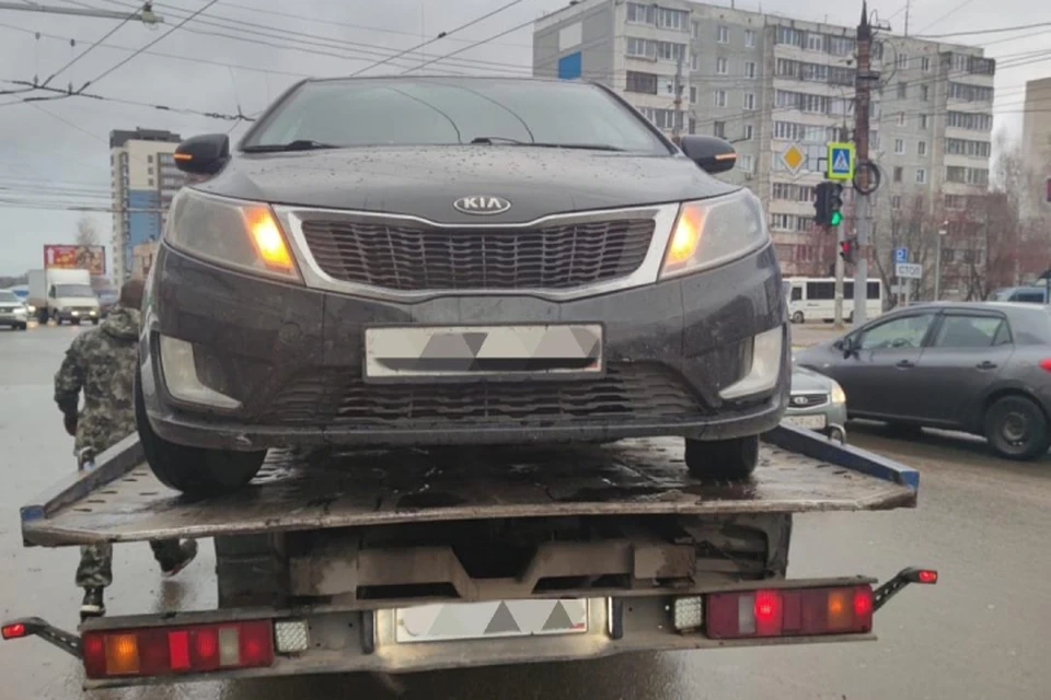 Автомобиль изъяли и увезли на спецстоянку. Фото: УФССП по Кировской области