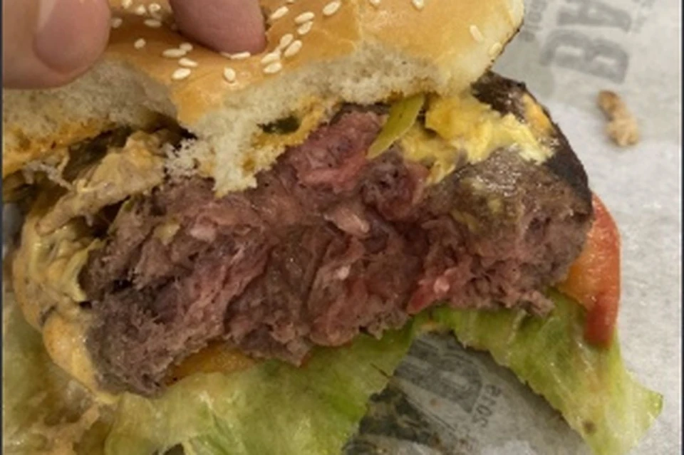 Мясо было не прожарено. Фото: "Flamp"