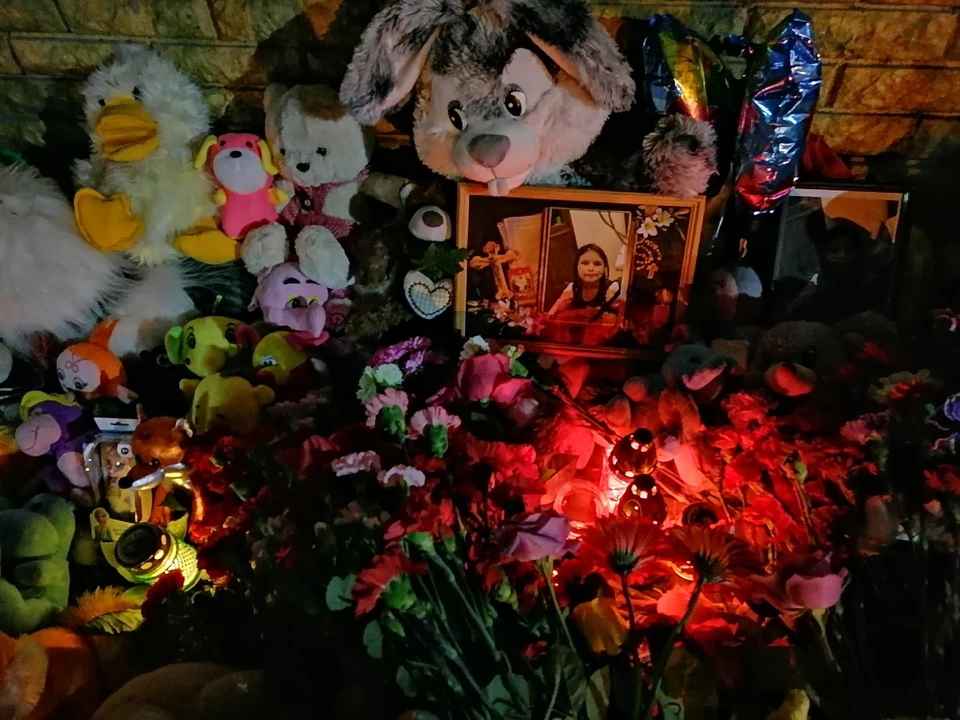 Стихийный мемориал возник у дома на улице Воровского, где девочка жила с семьей