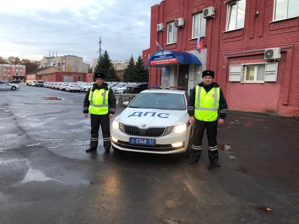 Александр Токарев и Денис Золотарев не растерялись в экстремальной ситуации и помогли семье добраться до роддома. Фото: пресс-служба УМВД России по Орловской области