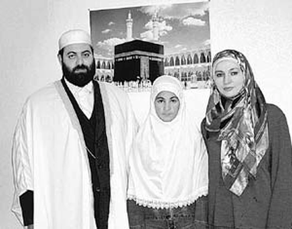 Думал ли вчерашний студент Висам Али Бардвил, что станет муллой? Мечтали ли его жена и дочь надеть платки?