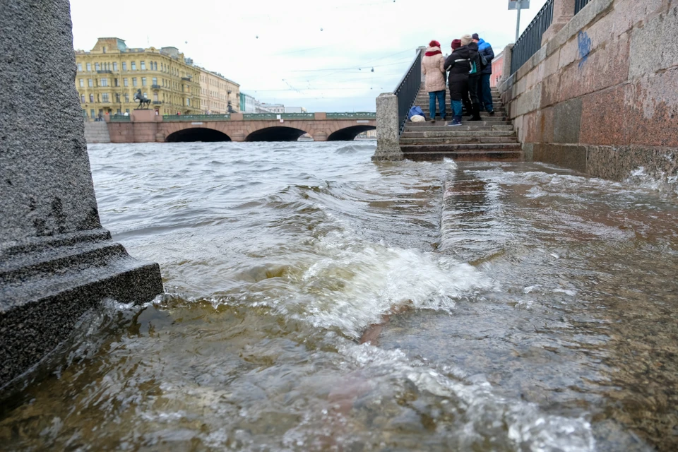 Уровень воды в Неве поднялся больше чем на 1 метр