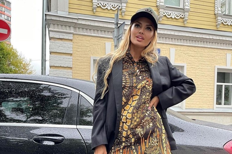 Олар қалыңдықты орманда сиқырлайды Көк трусики киген әйел ас үйде трахата алады