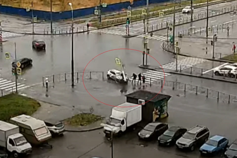 Три пешехода пострадали в ДТП на Парнасе. Фото: кадр с видео: youtube.com/Опасный перекресток