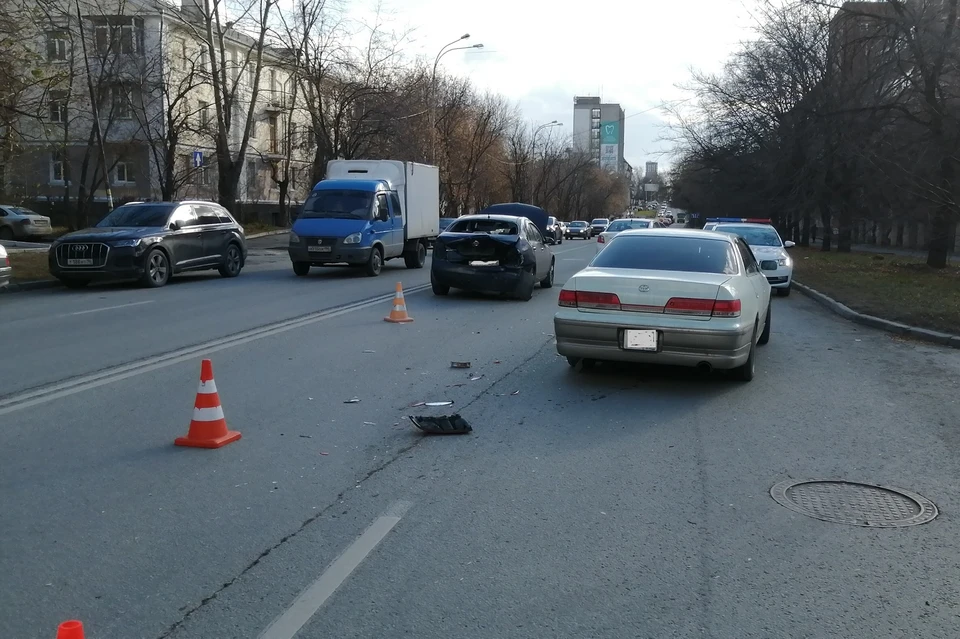 Водитель отвлекся от дороги, посмотрев в зеркало заднего вида Фото: ГИБДД по Екатеринбургу