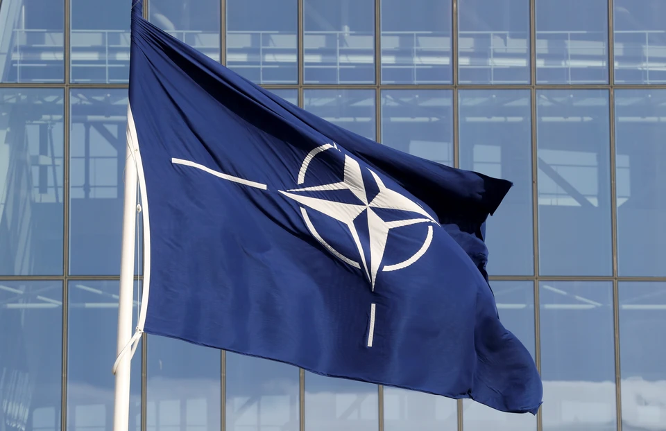 НАТО вновь действует по схемам холодной войны, сообщили в МИД РФ