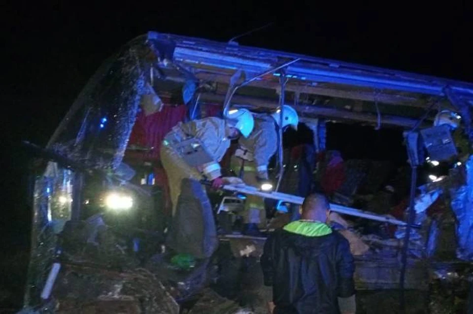 Автобус после столкновения с грузовиком превратился в груду металла. Фото: пресс-служба МЧС по республике Калмыкия