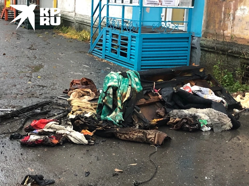 Вещи из сгоревших квартир стремительно летят на мокрый уличный асфальт