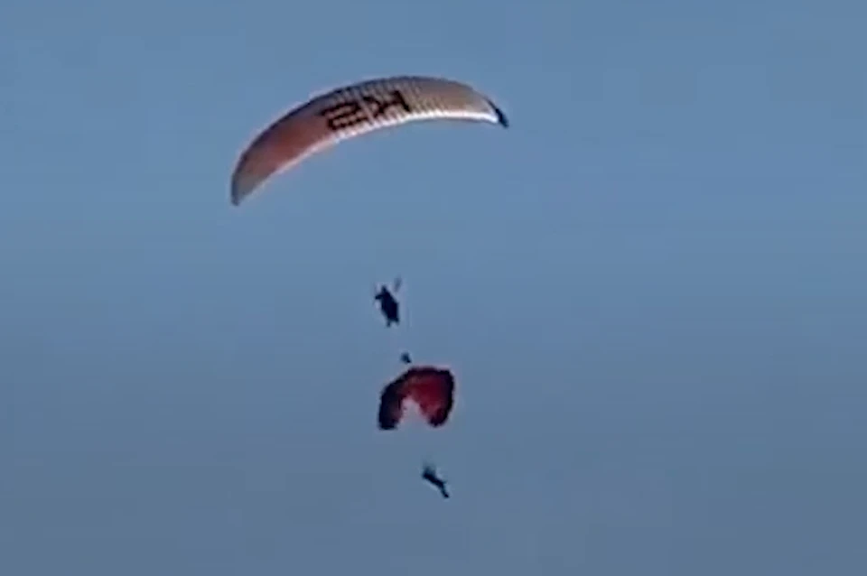 Двое экстремалов-парашютистов столкнулись в воздухе во время фестиваля в Турции
