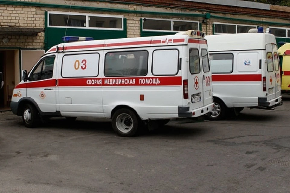 Автомобиль выехал на тротуар и врезался в стену здания в Москве