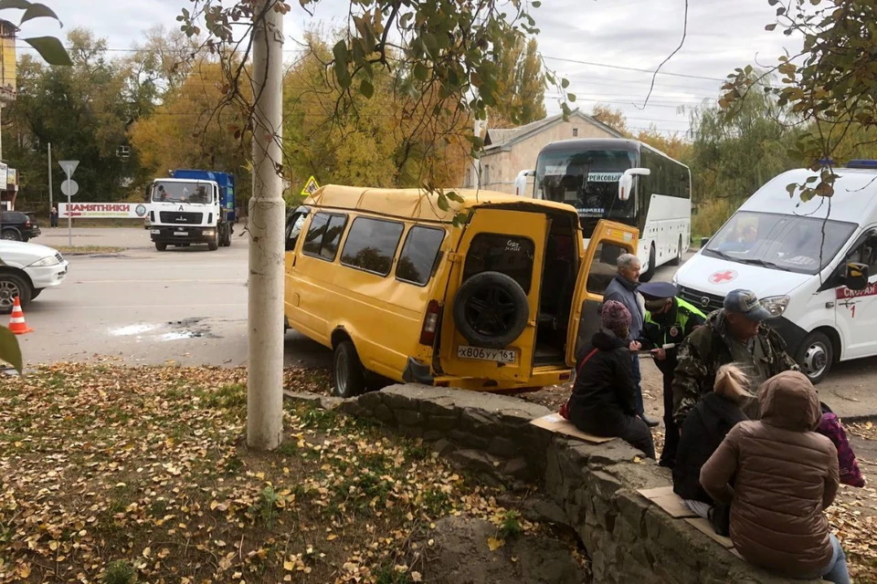 В салоне автобуса находились 8 человек, а в маршрутке - 13. Фото: отдел пропаганды УГИБДД по РО