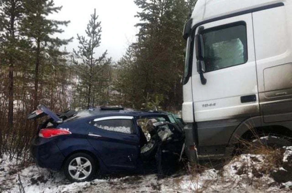 Смертельное ДТП с участием грузовика и легковушки на трассе между городами Когалым и Ноябрьск произошло 23 октября.
