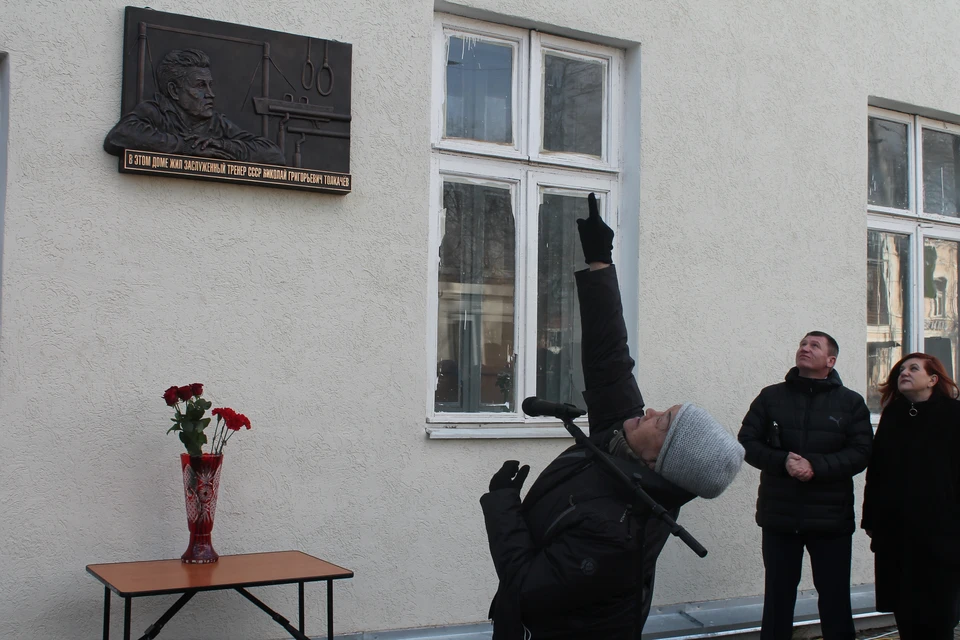 Супруга Николая Толкачева Любовь показывает на окна пятого этажа, где они вместе жили много лет.