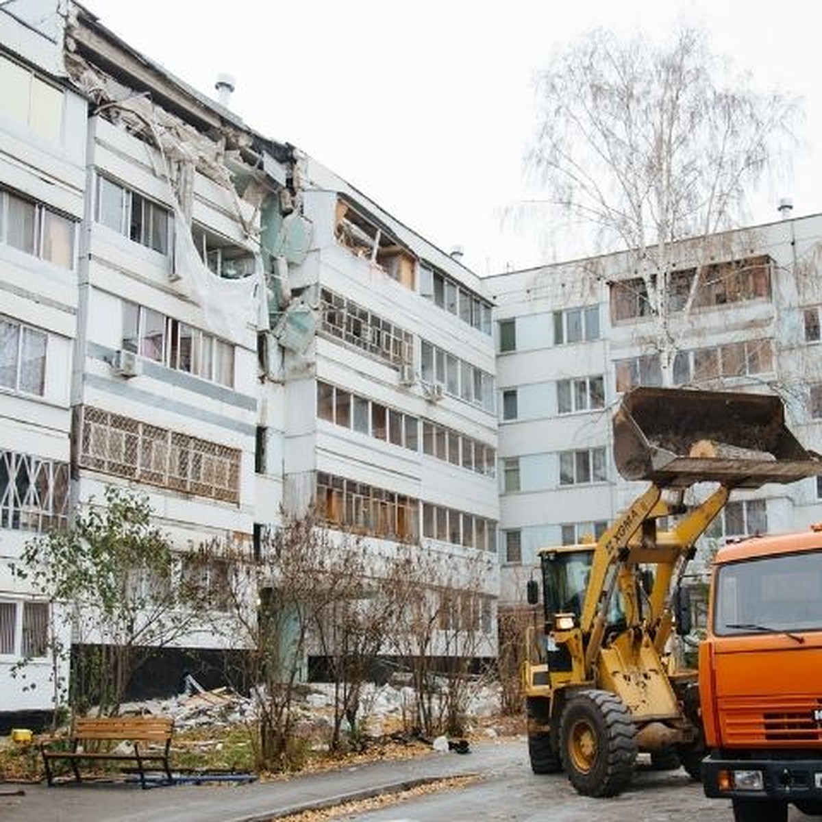 Что творится с потолочным перекрытием, мы не знаем»: после взрыва газа  жильцы дома Набережных Челнов ждут строительную комиссию - KP.RU