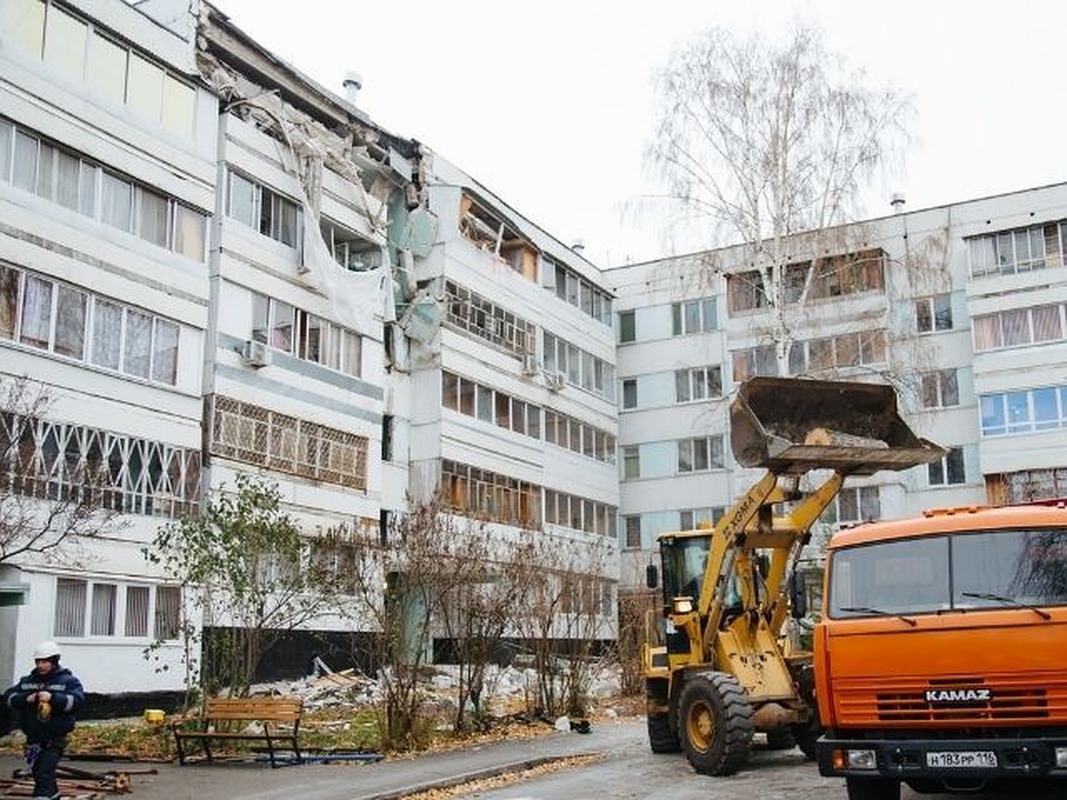 «Что творится с потолочным перекрытием, мы не знаем»: после взрыва газа  жильцы дома Набережных Челнов ждут строительную комиссию - KP.RU