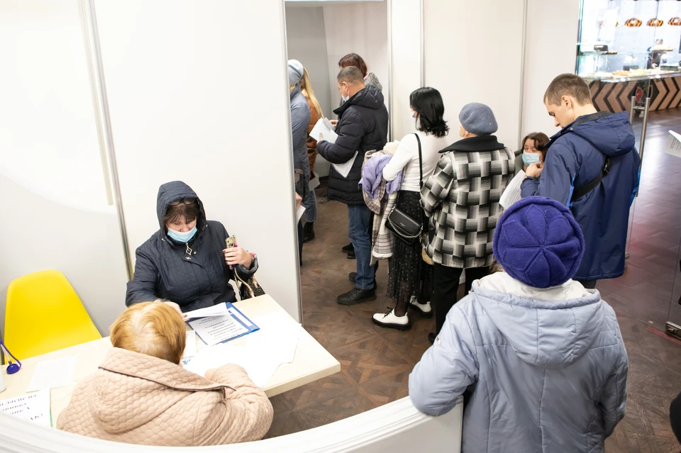Пока в очередях - по 10-15 человек, но ситуация может измениться.