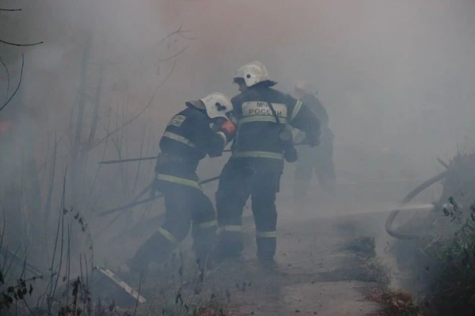 Пожар случился в промзоне в Кировском районе.