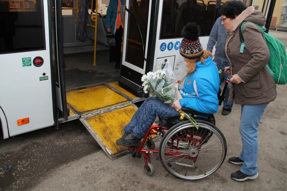 Средней дверью могу воспользоваться лица с ограниченными возможностями и граждане с колясками.