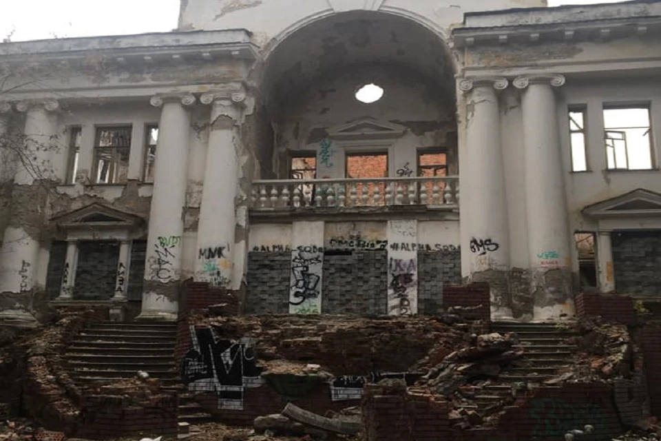 В Новосибирске у санатория-призрака разобрали крыльцо. Фото: предоставлено Еленой Гавровской.