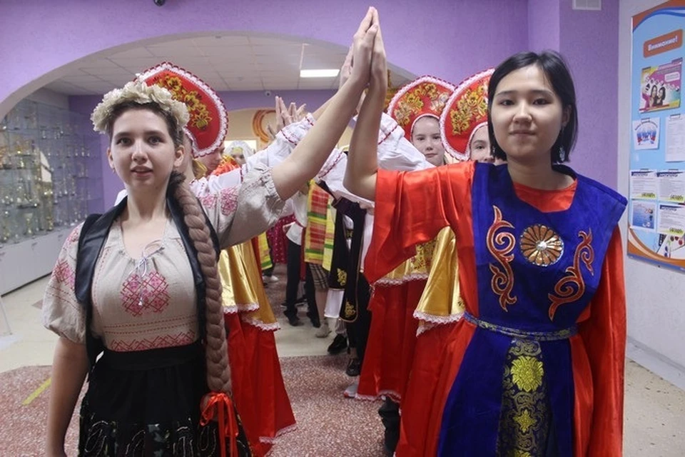 Ученики двух тюменских школ отметили День народного единства долмой и чак-чаком. Фото: предоставлено организаторами