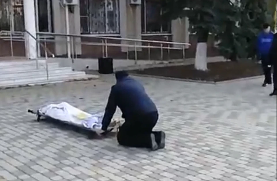 Родственники положили умершую прямо у ступеней здания администрации Тимашевского района. Фото: кадр из видео.
