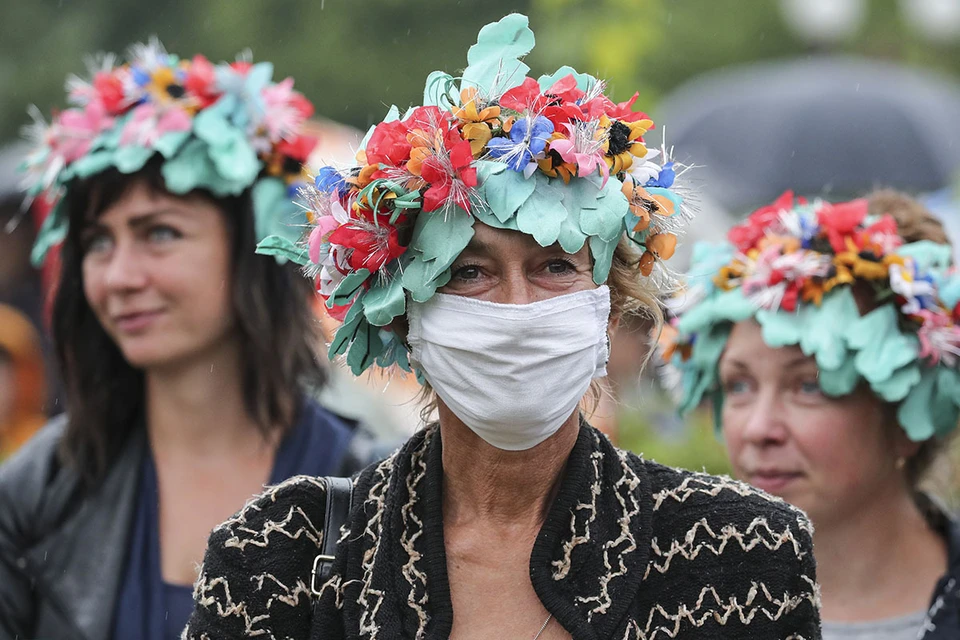 Белорусы, кажется, изобрели новый вид протеста — причем, самый безопасный — везде носить медицинские маски. Фото: EPA/ТАСС