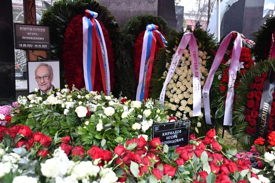 Легендарного телеведущего похоронили 2 ноября на Новодевичьем кладбище