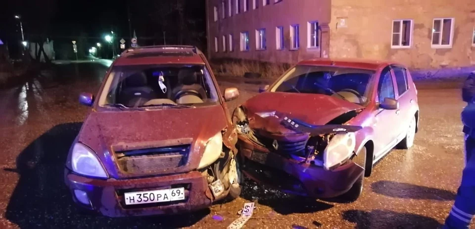 Фото с места аварии на набережной Волочка.Фото: ГИБДД по Тверской области