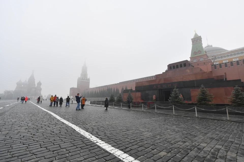 Участники акции возложили цветы к мавзолею Ленина
