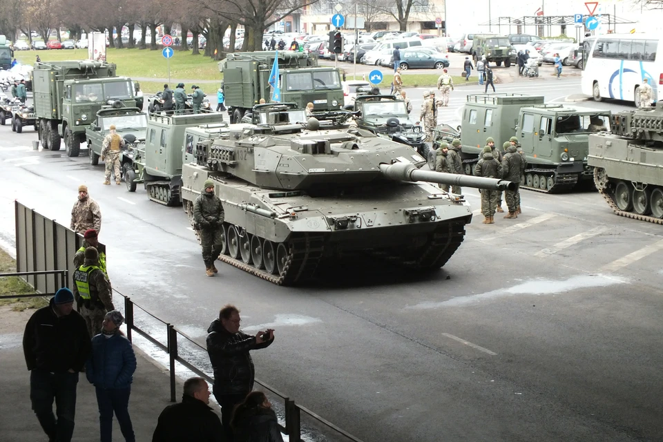 Бронетехника НАТО во время парада в Риге, Латвия.