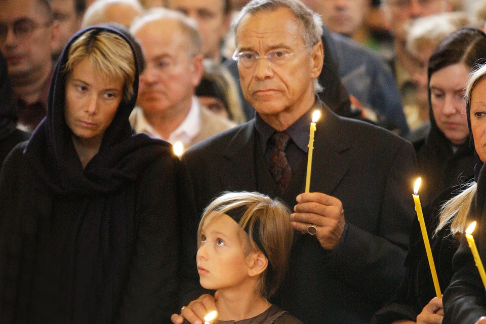 Юлия Высоцкая и Андрей Кончаловский с дочкой Машей в 2009 году на похоронах отца режиссера Сергея Михалкова.