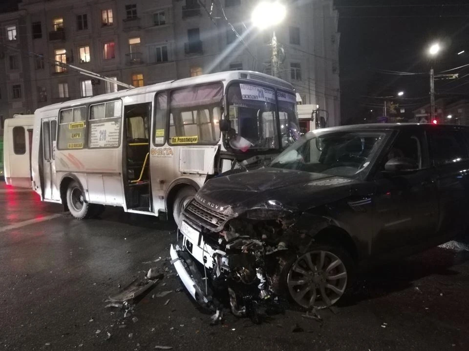 В ДТП попали три машины и автобус. Фото: ГИБДД Челябинска