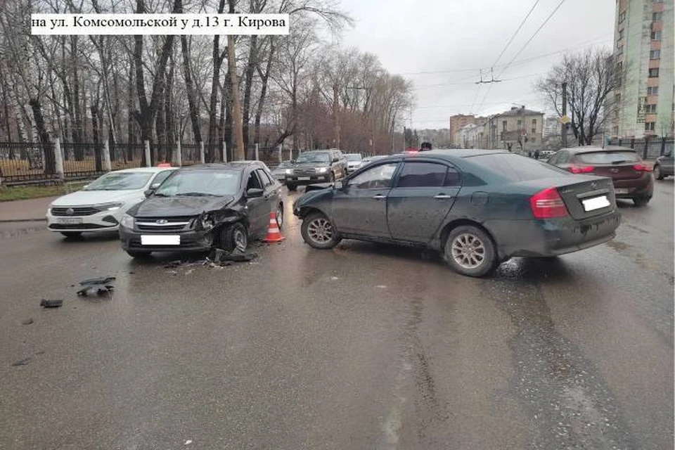 Водитель иномарки не убедился в безопасности своего маневра во время поворота налево. Фото: vk.com/gibdd43