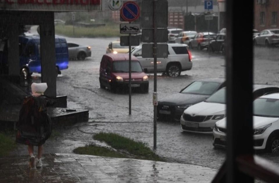 В поселке Грэсовский затопило улицы и автомобили после дождя