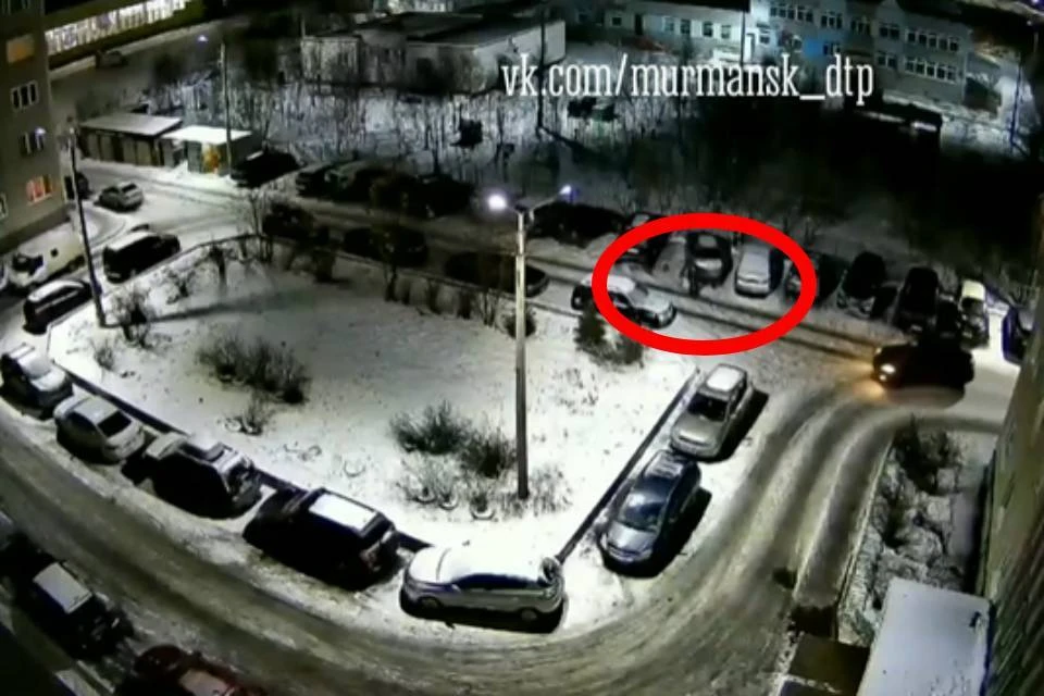 Неизвестный мужчина ночью пошел прокалывать шины. Фото: скриншот видео/vk.com/murmansk_dtp