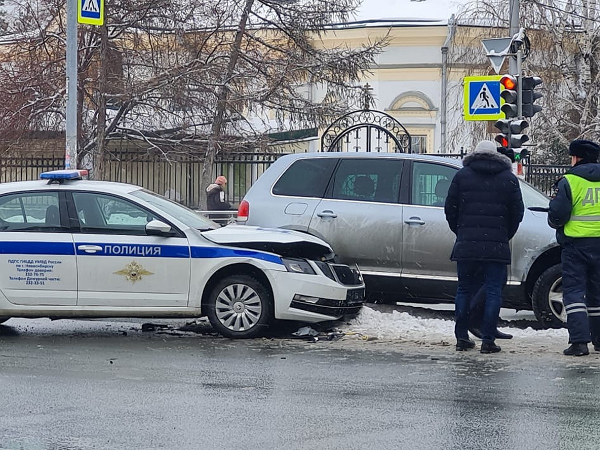 В Новосибирске автомобиль ДПС столкнулся с внедорожником - KP.RU