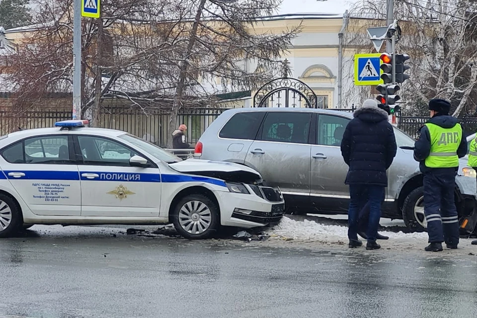 Автомобиль ДПС ехал со спецсигналами на "красный". Фото: читательница "КП-Новосибирск"