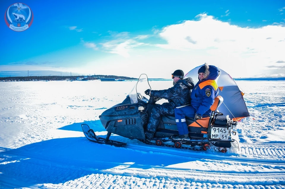 Спасатели помогли северянам, провалившимся под лед. Фото: МЧС Мурманской области