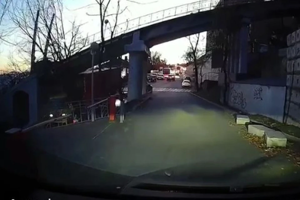 Контейнеровоз застрял под мостом на Всеволода Сибирцева.