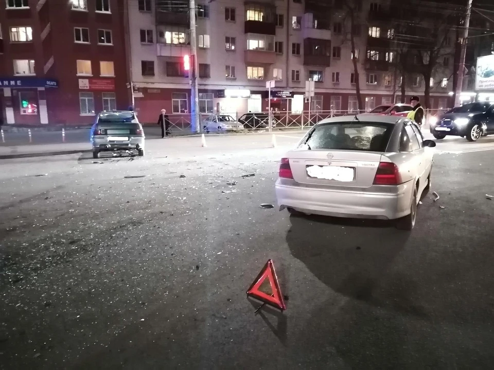 В Орле водитель "ВАЗа" выехал на красный сигнал, чем спровоцировал ДТП