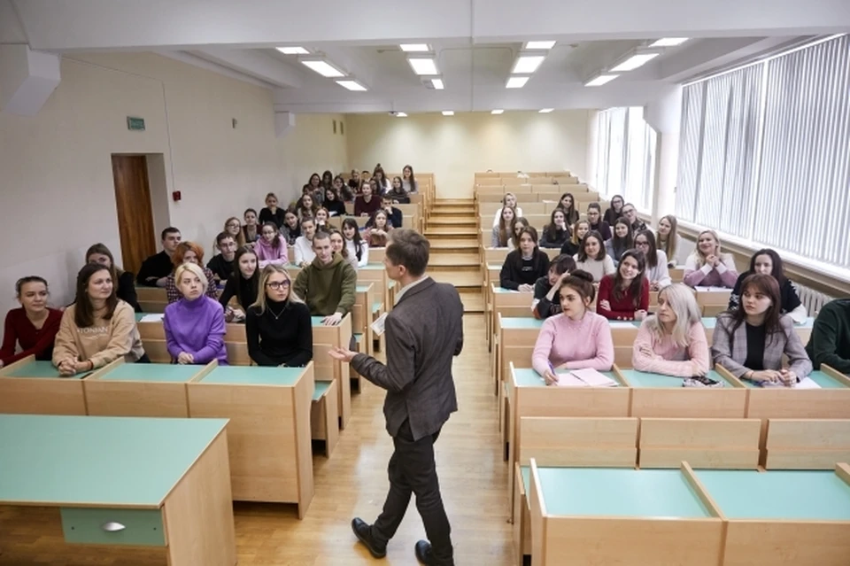 Студенты боятся заразиться ковидом во время очных лекций.