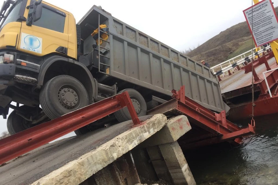 В Липецкой области под грузовиком разрушился съезд на переправу через Дон