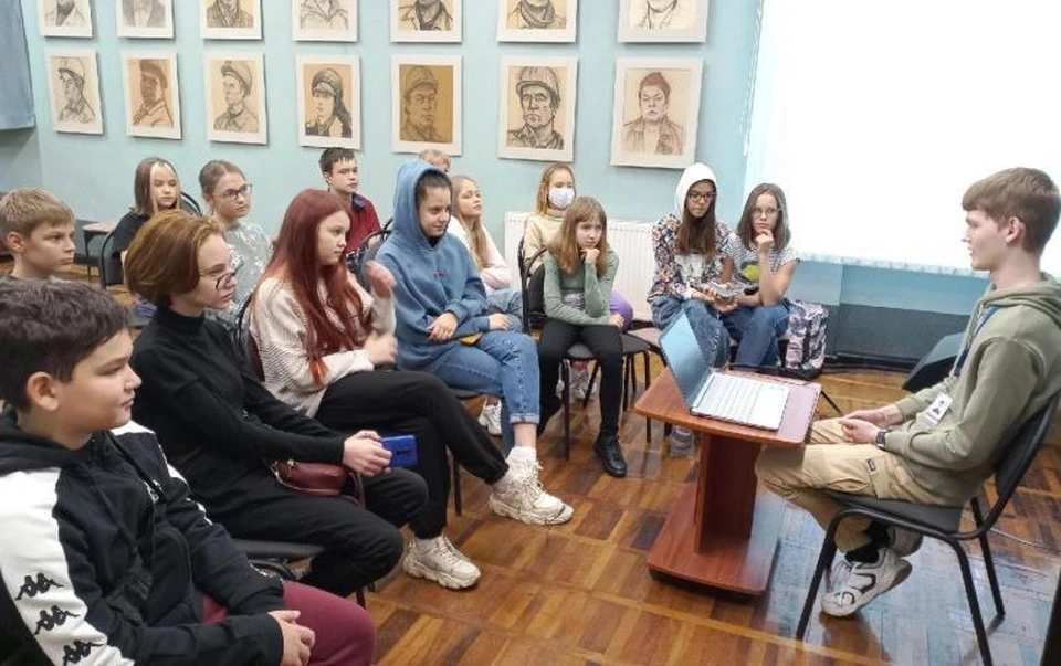 Юные журналисты пишут материалы для местных СМИ, освещают городские события