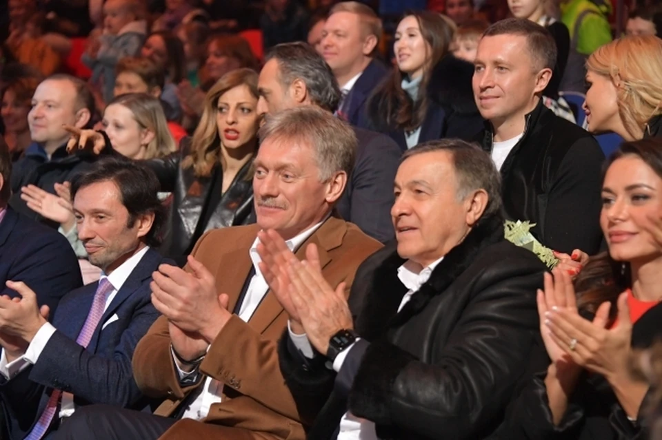 Агаларов (справа) и Дмитрий Песков, пресс-секретарь президента РФ, на мюзикле