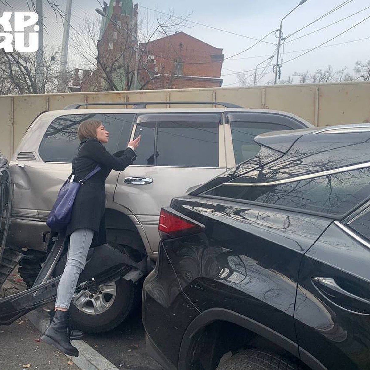 «Ехали на день рождения к ребенку, а отметили свой» - люди чудом выжили,  когда на их машину завалилась фура во Владивостоке - KP.RU