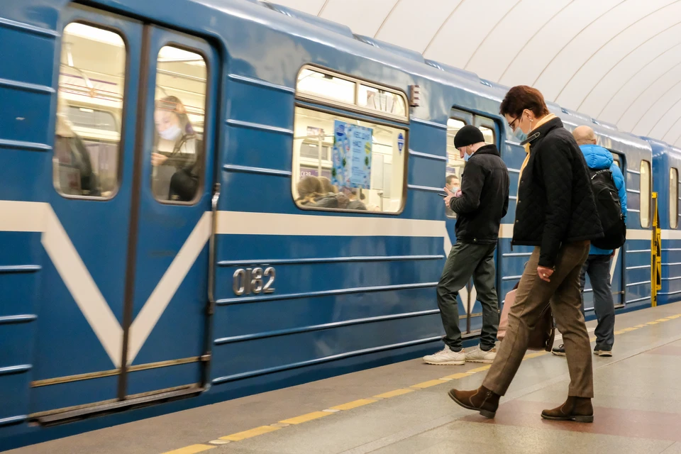 Что случилось на красной ветке метро спб. Сбой в движении поездов произошел на зеленой ветке метро в Петербурге. Беглов проверил новый состав метро. Сбой в метро сегодня на красной ветке. Сбой в движении поездов произошел на красной ветке метро утром 6 июня..