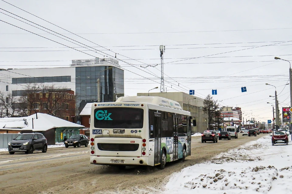 Кондуктор как ни в чем ни бывало закурил в салоне.